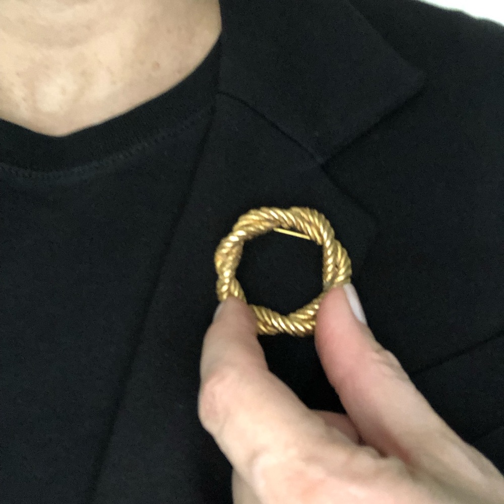 Brooch. Gold tone rope design.